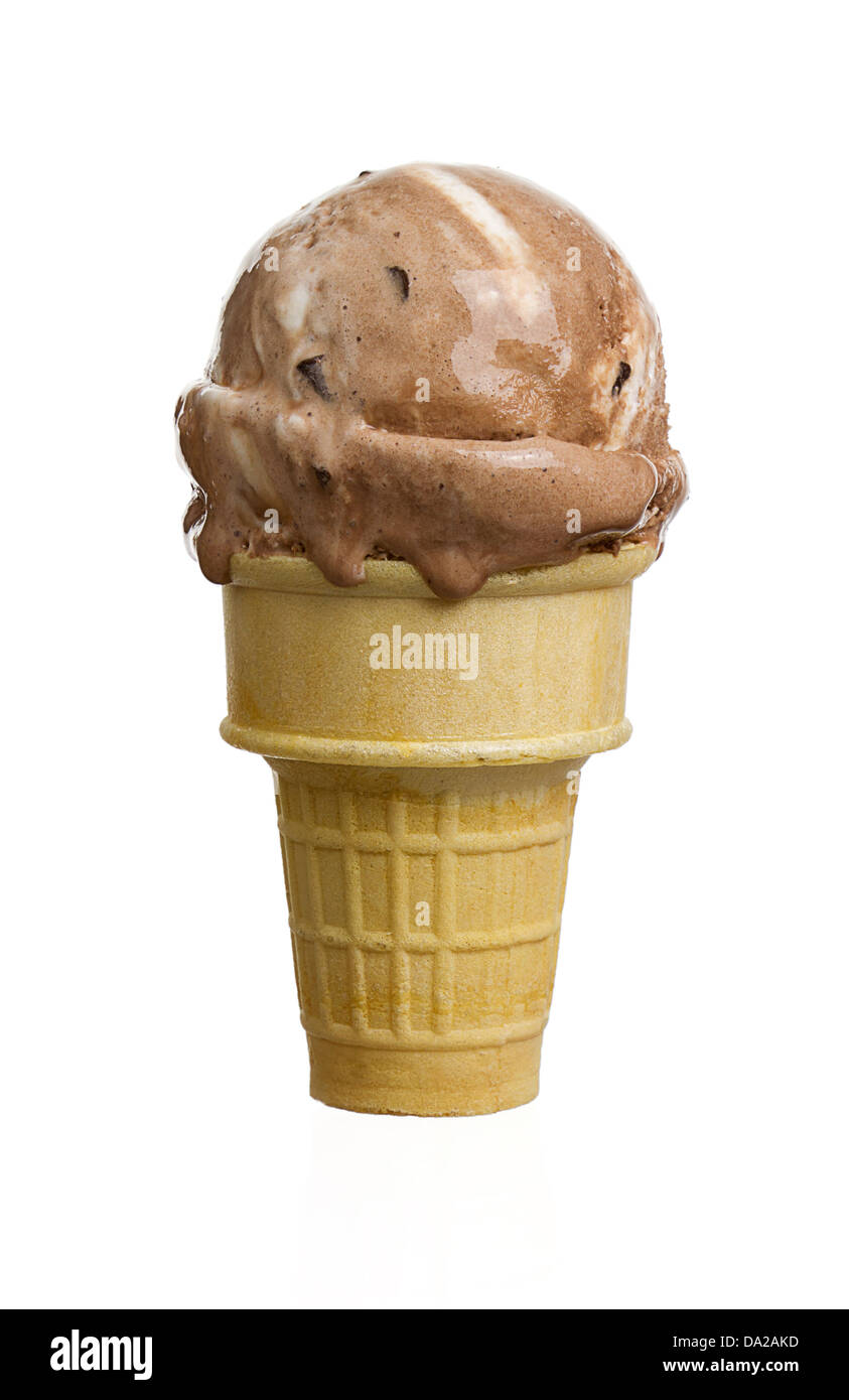 Cono gelato con un delizioso aroma di cioccolato gelato isolato su bianco. Foto Stock