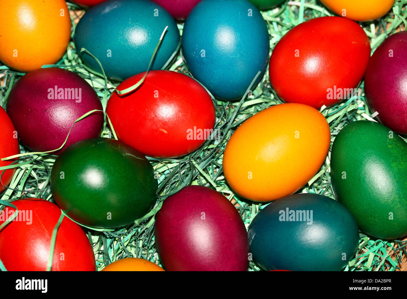 Uova orientale in diversi colori sul tavolo del marinare Foto Stock