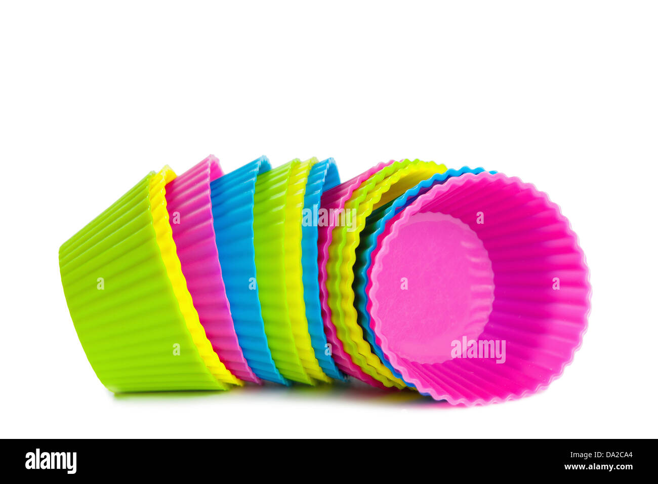 Cottura coppe in silicone per tortine o muffin su sfondo bianco Foto Stock