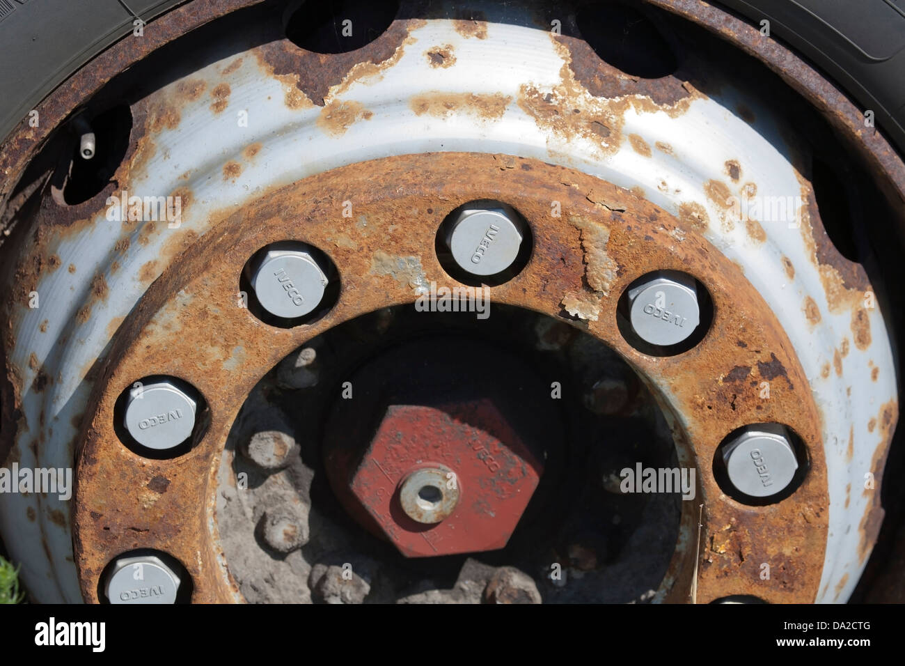 Rusty carrello cerchione con bulloni di Iveco Foto Stock