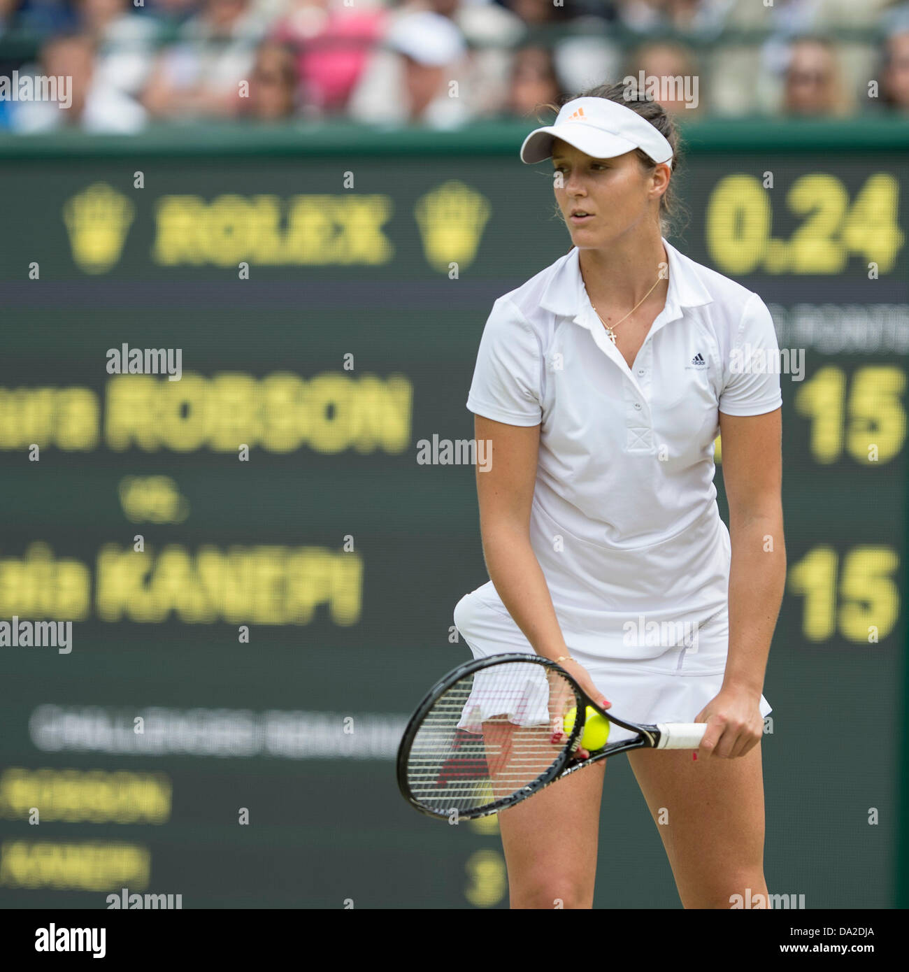 Il torneo di Wimbledon, Londra, Regno Unito. Il 1 luglio 2013. Il torneo di Wimbledon Tennis Championships 2013 tenutosi presso il All England Lawn Tennis e Croquet Club di Londra, Inghilterra, Regno Unito. Kaia Kanepi (EST) (capelli biondi) anom. Laura Robson (GBR) su n. 1 corte. Credit: Azione Plus immagini di sport/Alamy Live News Foto Stock