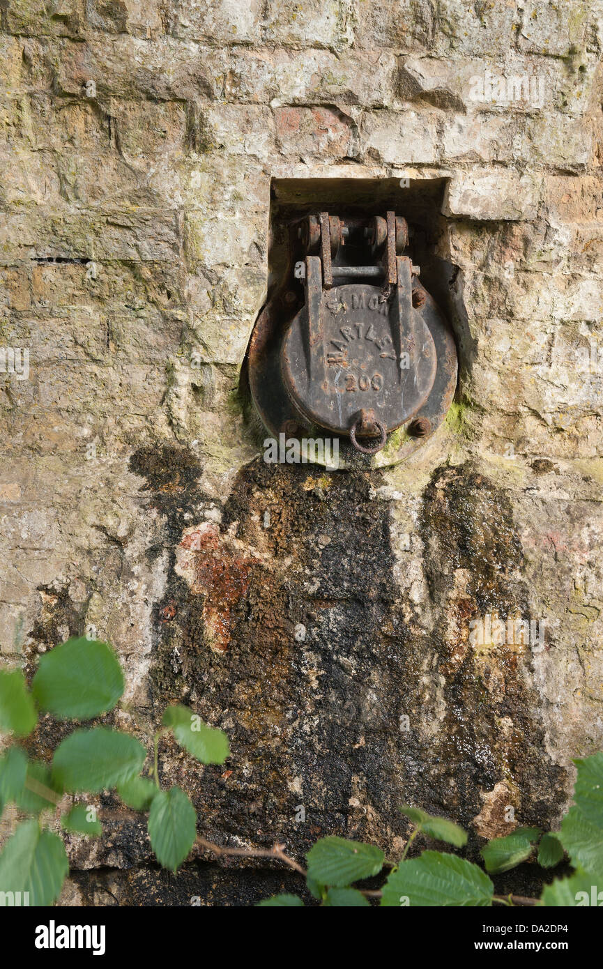 In cotto spiovente sul lato interno del Vittoriano ponte ferroviario arch che mostra macchie di acqua dei depositi di sale da soakaway ghisa coperchio Foto Stock