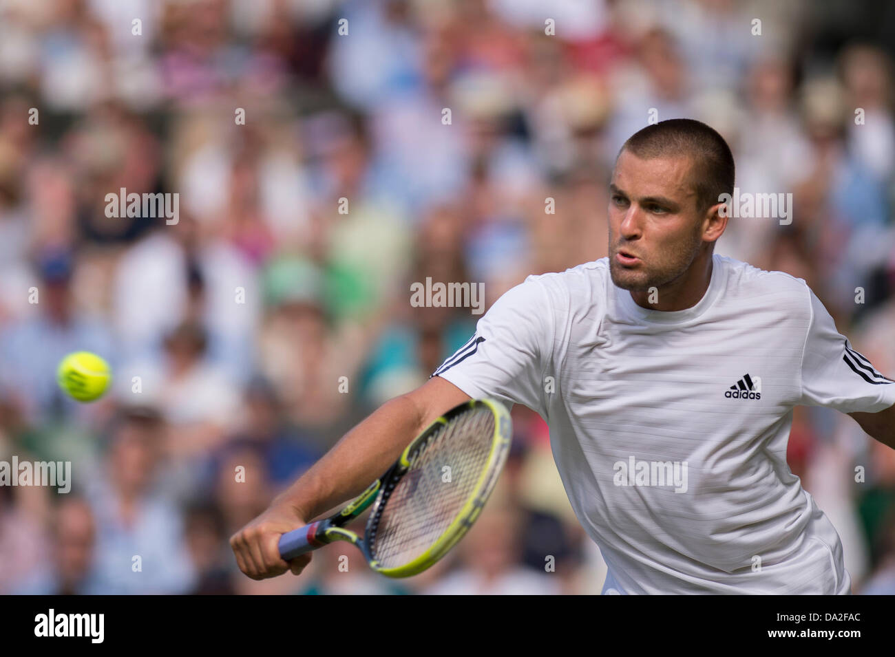 Il torneo di Wimbledon, Londra, Regno Unito. Il 1 luglio 2013. Il torneo di Wimbledon Tennis Championships 2013 tenutosi presso il All England Lawn Tennis e Croquet Club di Londra, Inghilterra, Regno Unito. Andy Murray (GBR) [2] anom. Mikhail YOUZHNY (RUS) [20] (equipaggio tagliato). Credito: Duncan Grove/Alamy Live News Foto Stock