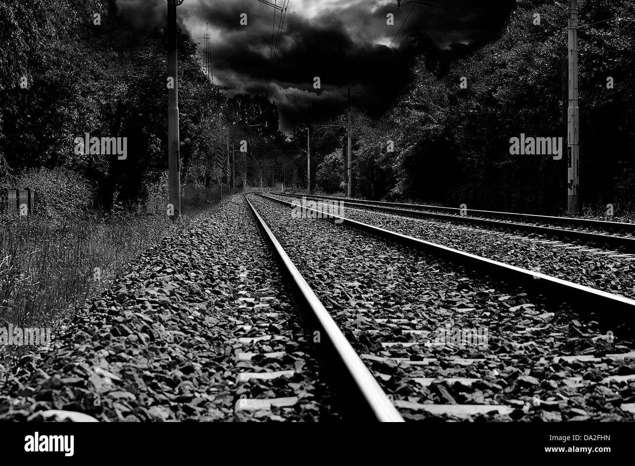 Ferrovie via e un cielo tempestoso in background Foto Stock