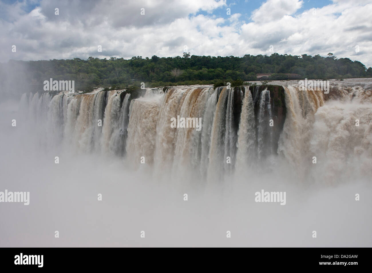 Cascate di Iguazu sul lato della gola del diavolo Foto Stock