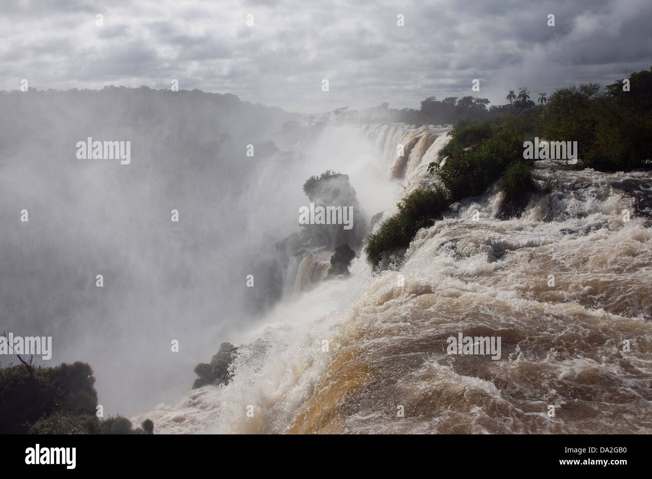 Cascate di Iguassù, veduta laterale della gola del diavolo Foto Stock