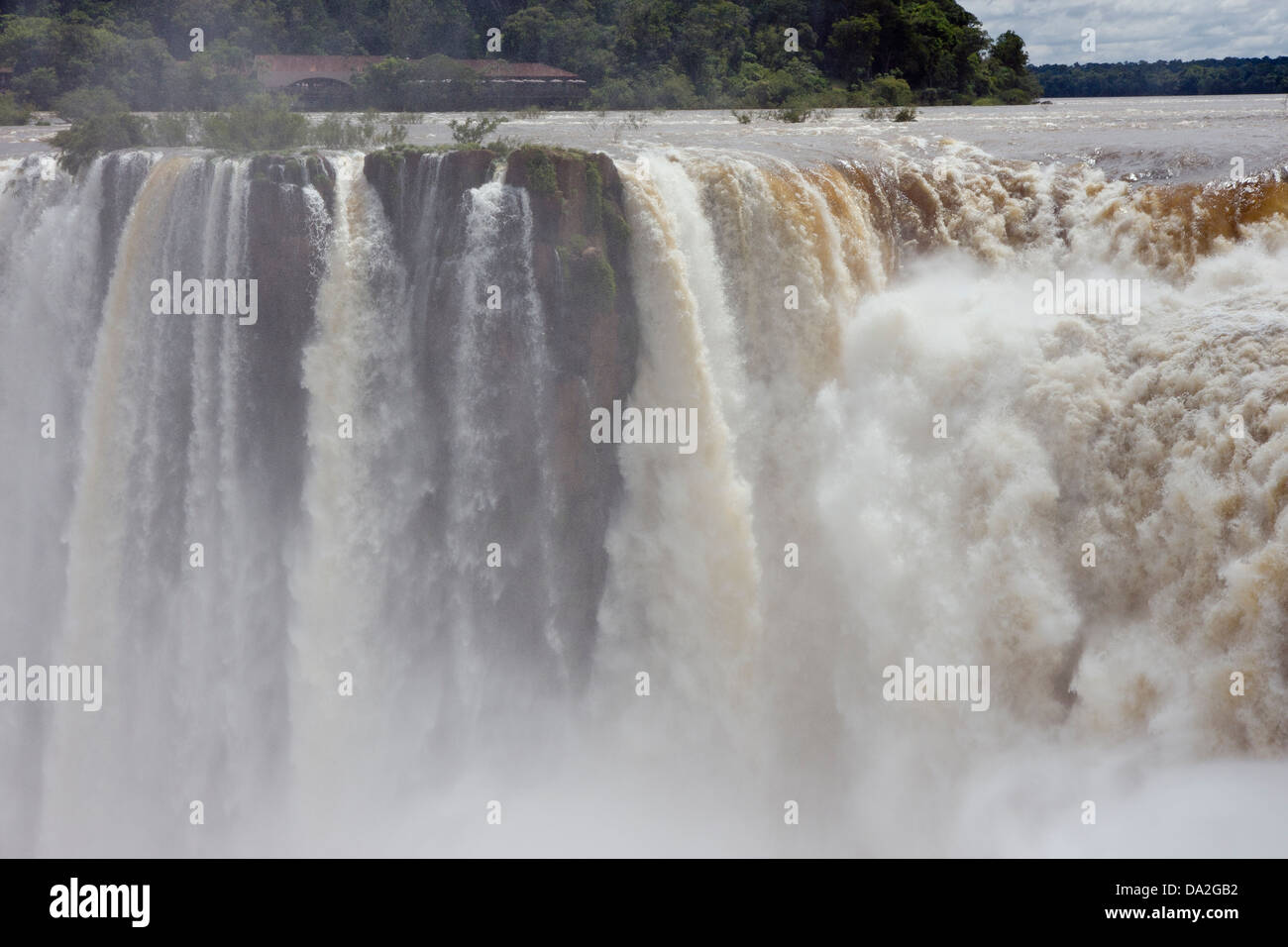 Cascate di Iguassù, veduta laterale della gola del diavolo Foto Stock