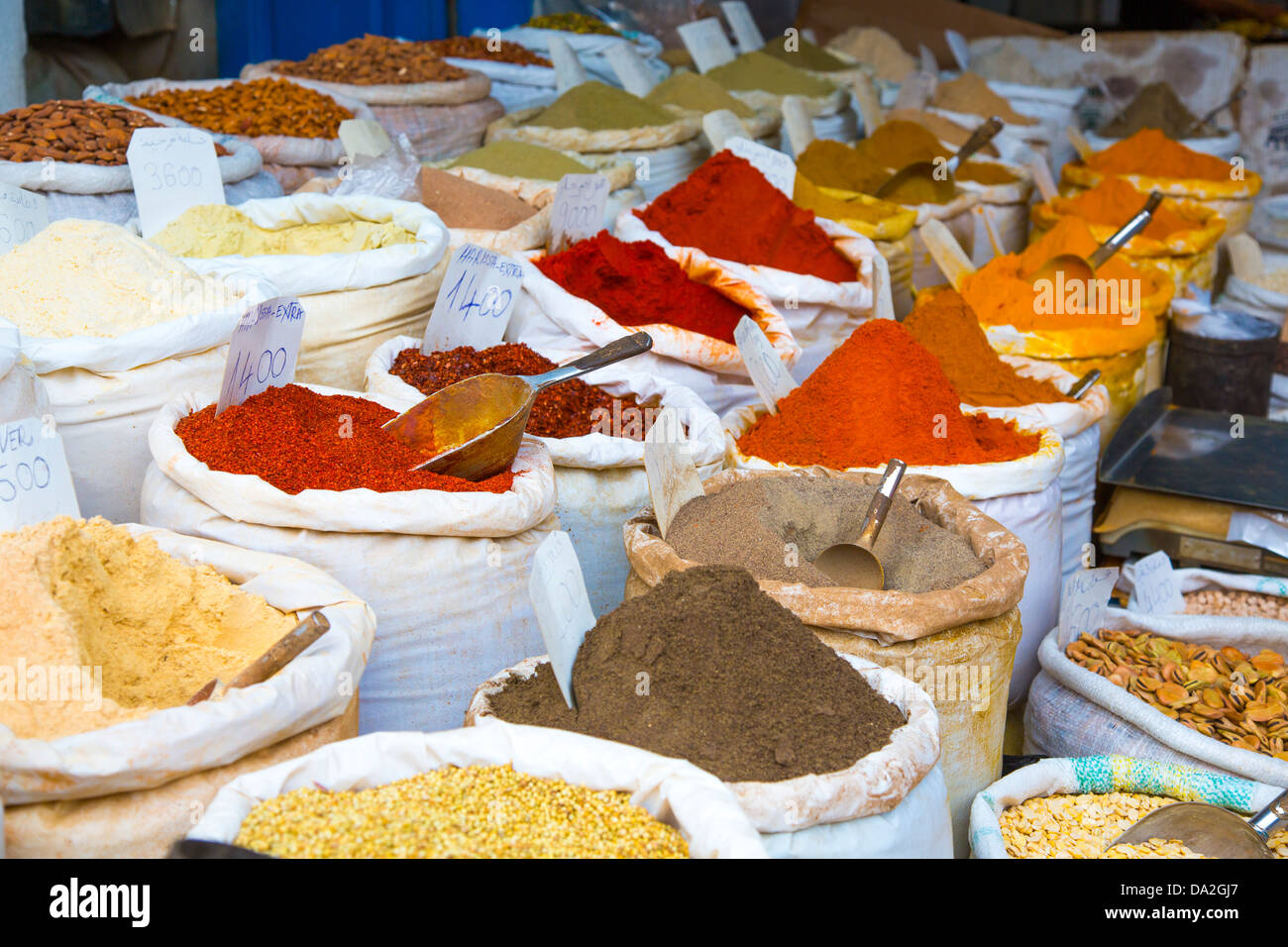 Spezie e prodotti asciutti nel souk della medina di Sousse, Tunisia Foto Stock