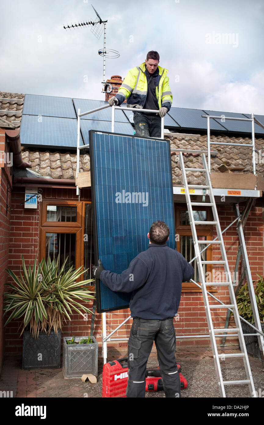Installazione solar photo voltaic i pannelli del tetto Foto Stock