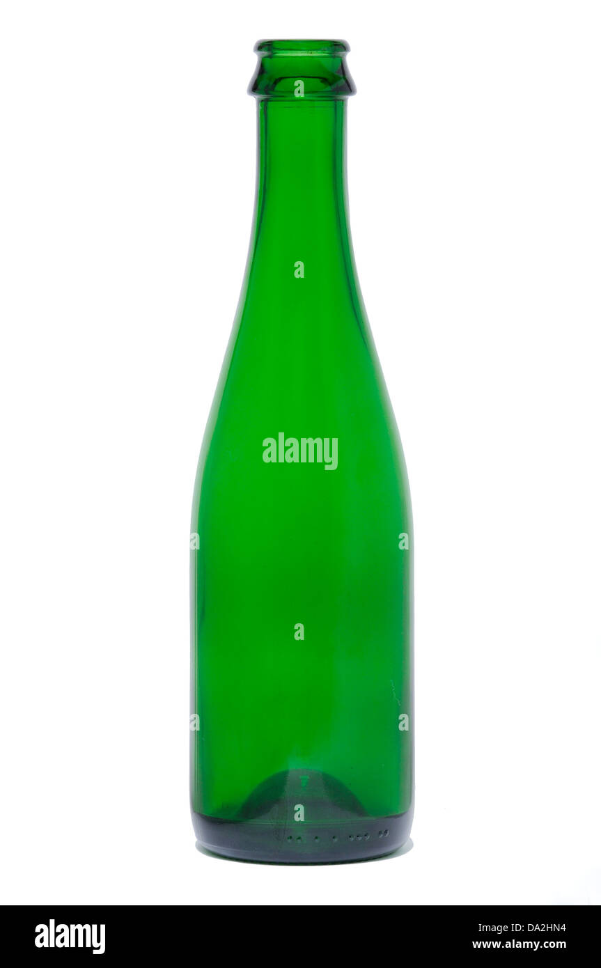 Una bottiglia in vetro verde su uno sfondo bianco. Foto Stock
