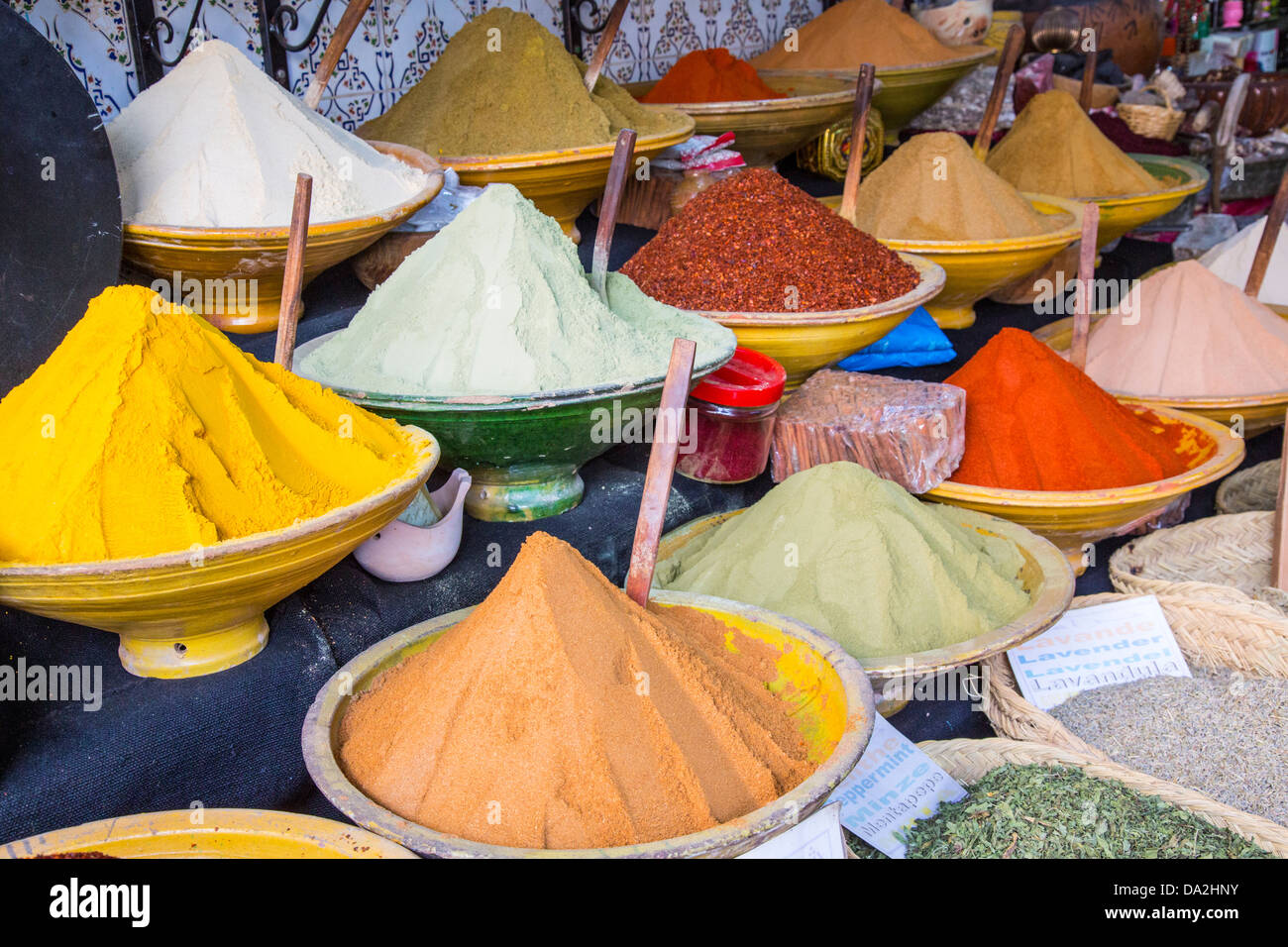 Spezie e prodotti asciutti nel souk della medina di Sousse, Tunisia Foto Stock