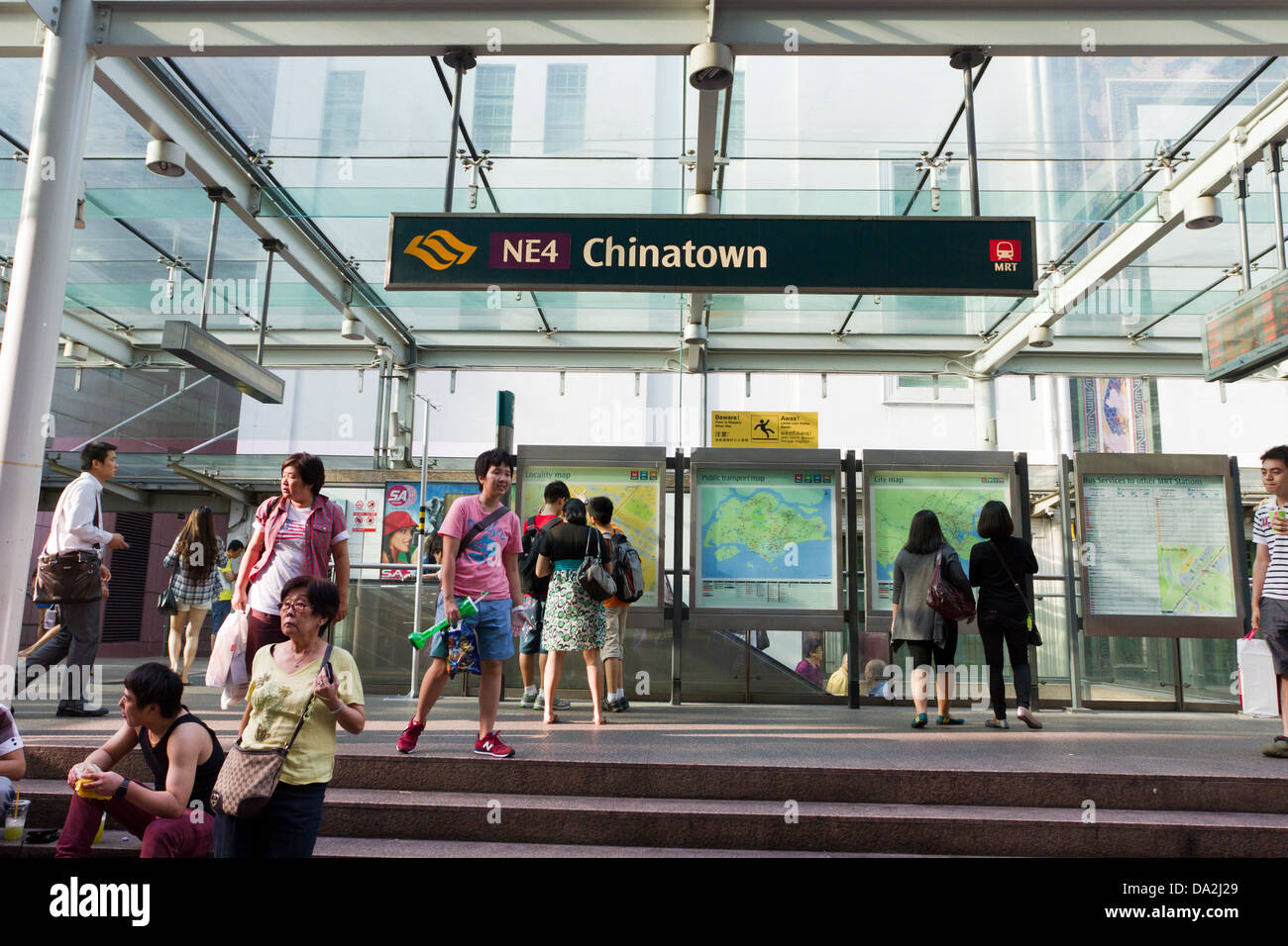 Persone a Chinatown MRT i mezzi di trasporto pubblici Stazione della metropolitana, Singapore Foto Stock