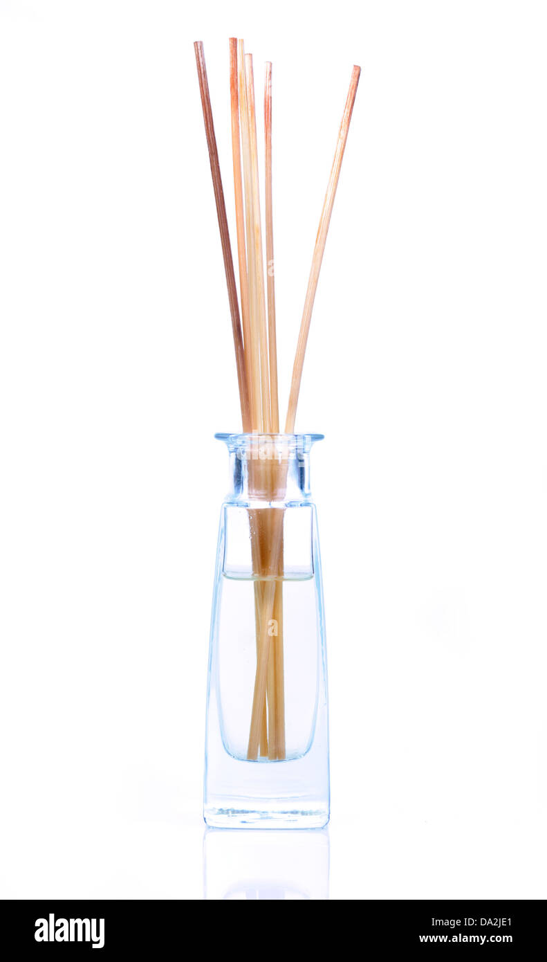 Profumatore stick su sfondo bianco Foto Stock