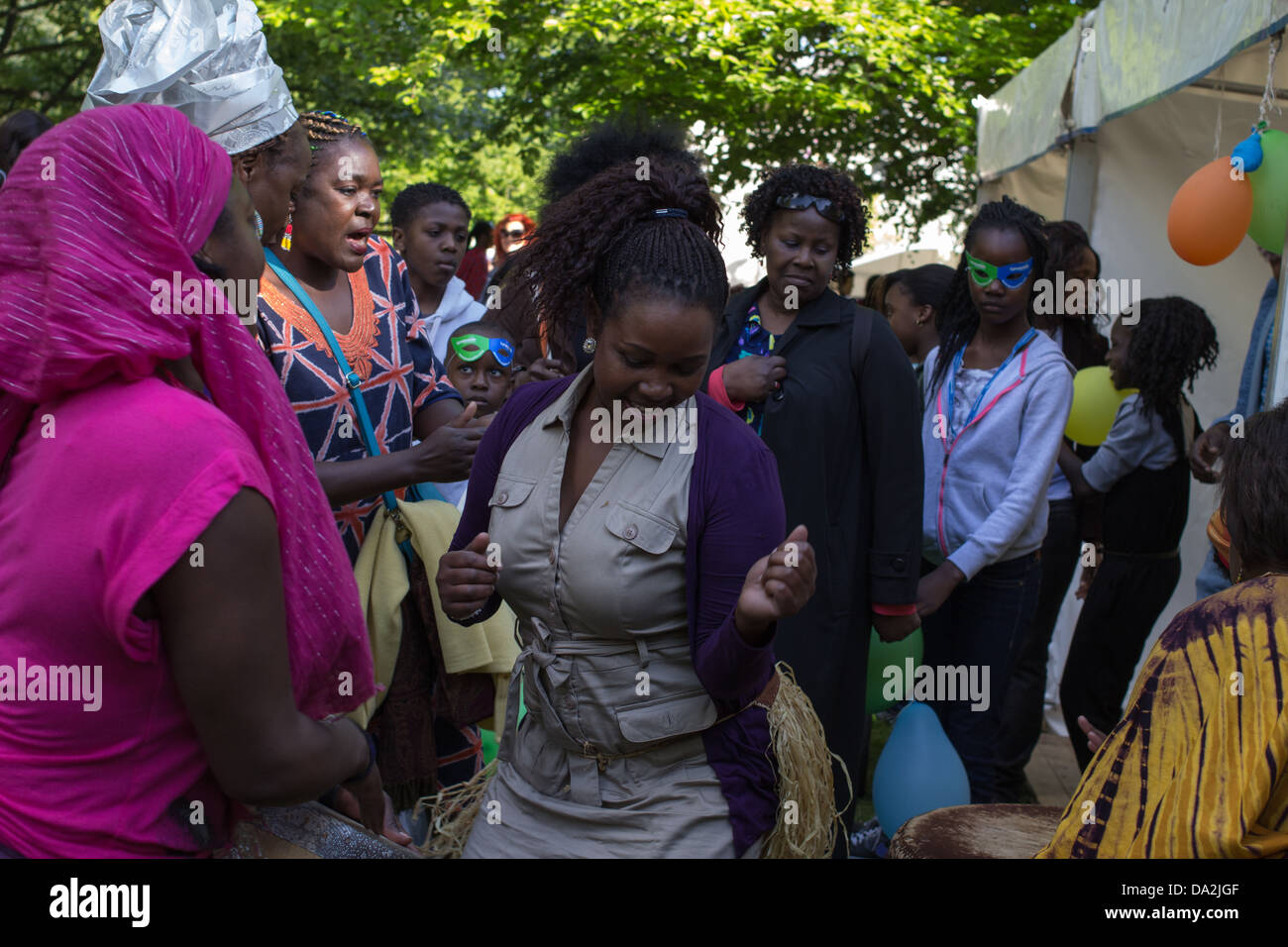 Le donne africane eseguire una tradizionale danza africana durante la giornata dell'Africa festival. Foto Stock