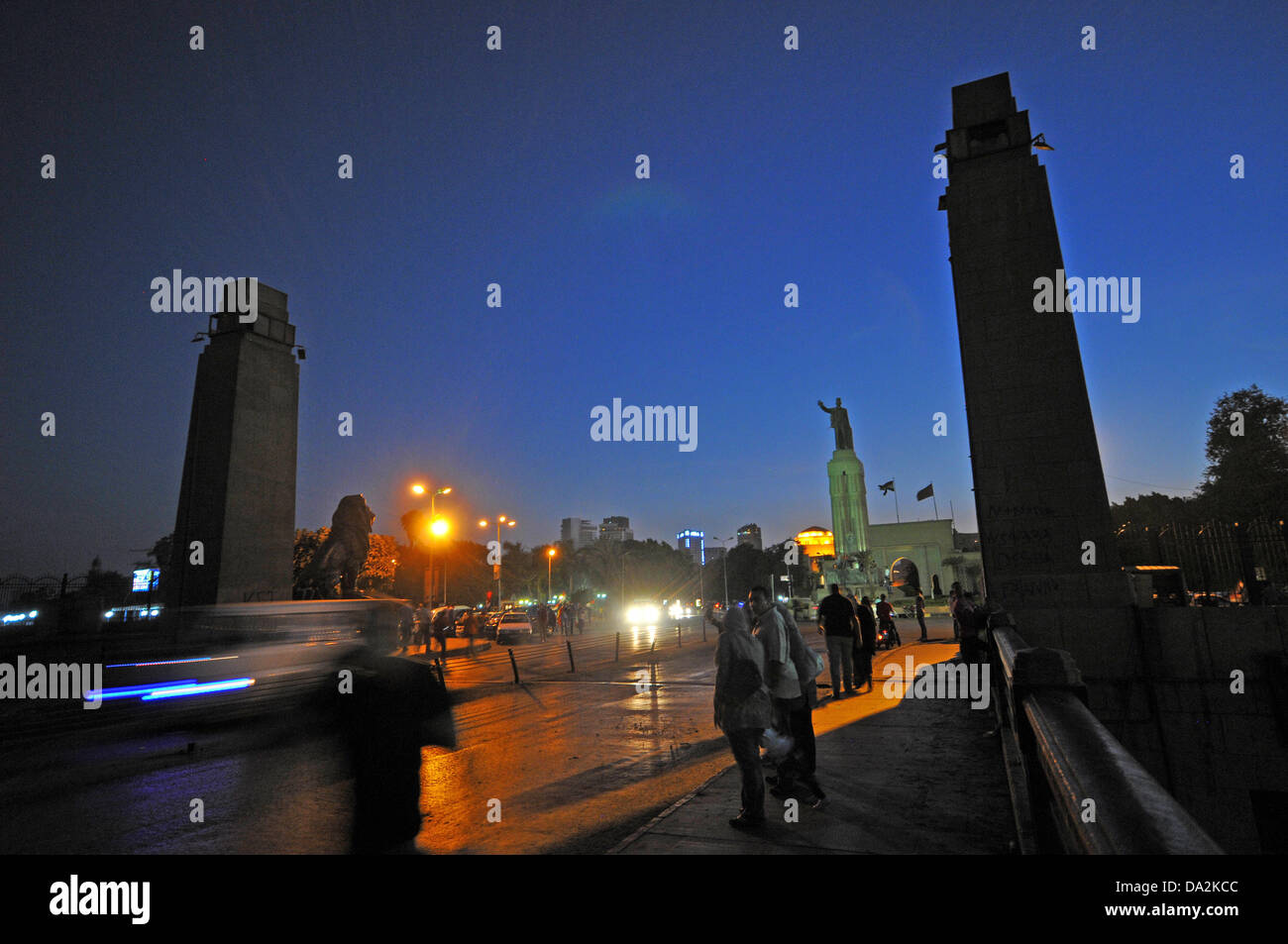 Qasr al-nil ponte con il Saad Zaghloul monumento è una trafficata strada di accesso a Piazza Tahrir al Cairo, Egitto, 28 giugno 2013. Il ponte collega il Nilo isola Zamalek e il centro del Cairo. Foto: MATTHIAS TOEDT Foto Stock