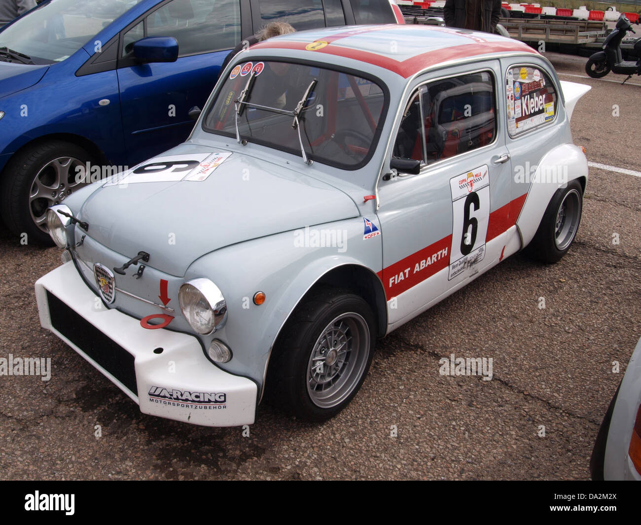 Questa immagine mostra una Fiat Abarth d'epoca durante il Nationaal Oldtimer Festival 2010 a Zandvoort, Paesi Bassi. La Abarth Fiat, un'auto ad alte prestazioni, è celebrata per il suo design distintivo e la sua eredità negli sport motoristici. Foto Stock