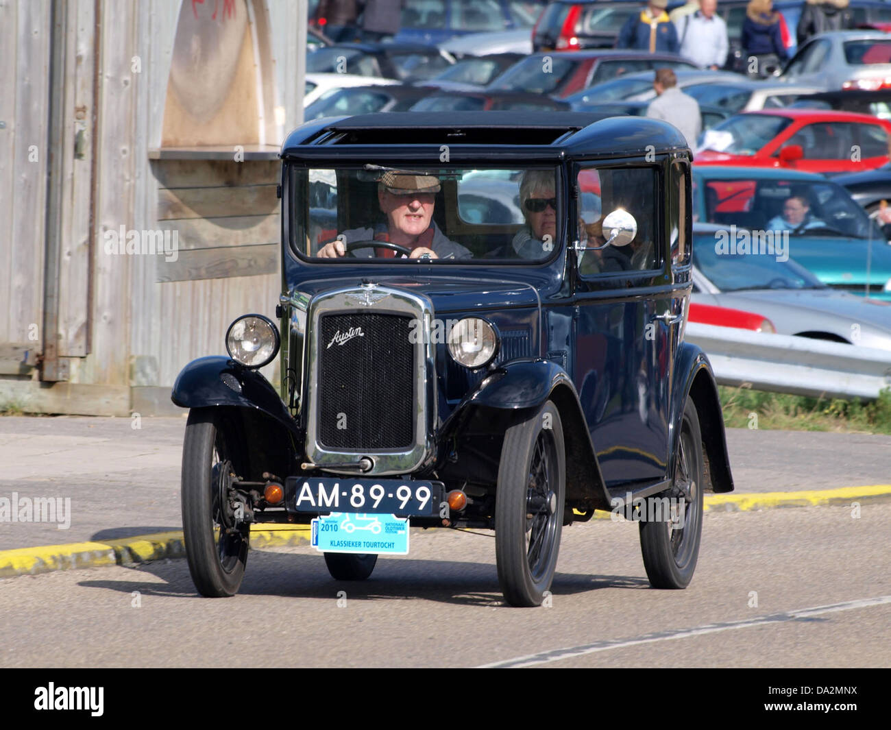 *1932 Austin Seven* al *Nationaal Oldtimer Festival Zandvoort 2010* presenta una classica automobile britannica al festival olandese. Questa auto d'epoca è un notevole esempio di ingegneria e design dei primi anni del XX secolo e la sua partecipazione a questo prestigioso evento ne mette in risalto il significato culturale e storico. Foto Stock