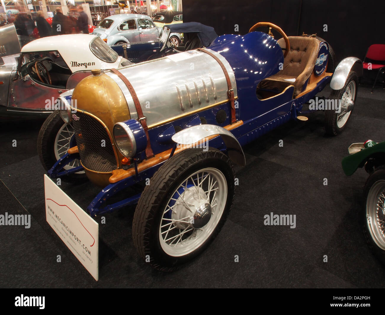 Questa immagine raffigura una Chevrolet molto vecchia presentata al Nationaal Oldtimer Festival di Zandvoort, 2010. L'auto d'epoca, che rappresenta il classico design automobilistico americano, viene presentata insieme ad altri veicoli d'epoca all'evento. Foto Stock