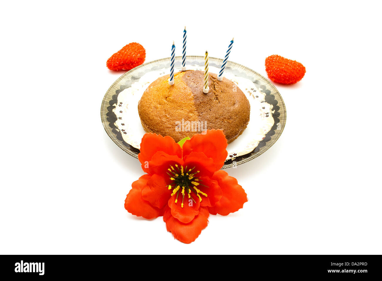 Sfornato fresco Marmo torta con fiore rosso e candele di compleanno Foto Stock