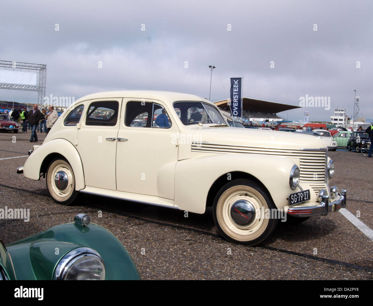 La Opel Kapitan del 1950, presentata al Nationaal Oldtimer Festival di Zandvoort nel 2010, è un classico esempio di design automobilistico tedesco del dopoguerra. Questa berlina di lusso presenta le linee eleganti e la robusta ingegneria tipica dell'epoca, che rappresentano le prime fasi del successo del marchio Opel a metà del XX secolo. L'evento mette in evidenza le auto d'epoca e il loro posto nella storia dell'automobile. Foto Stock