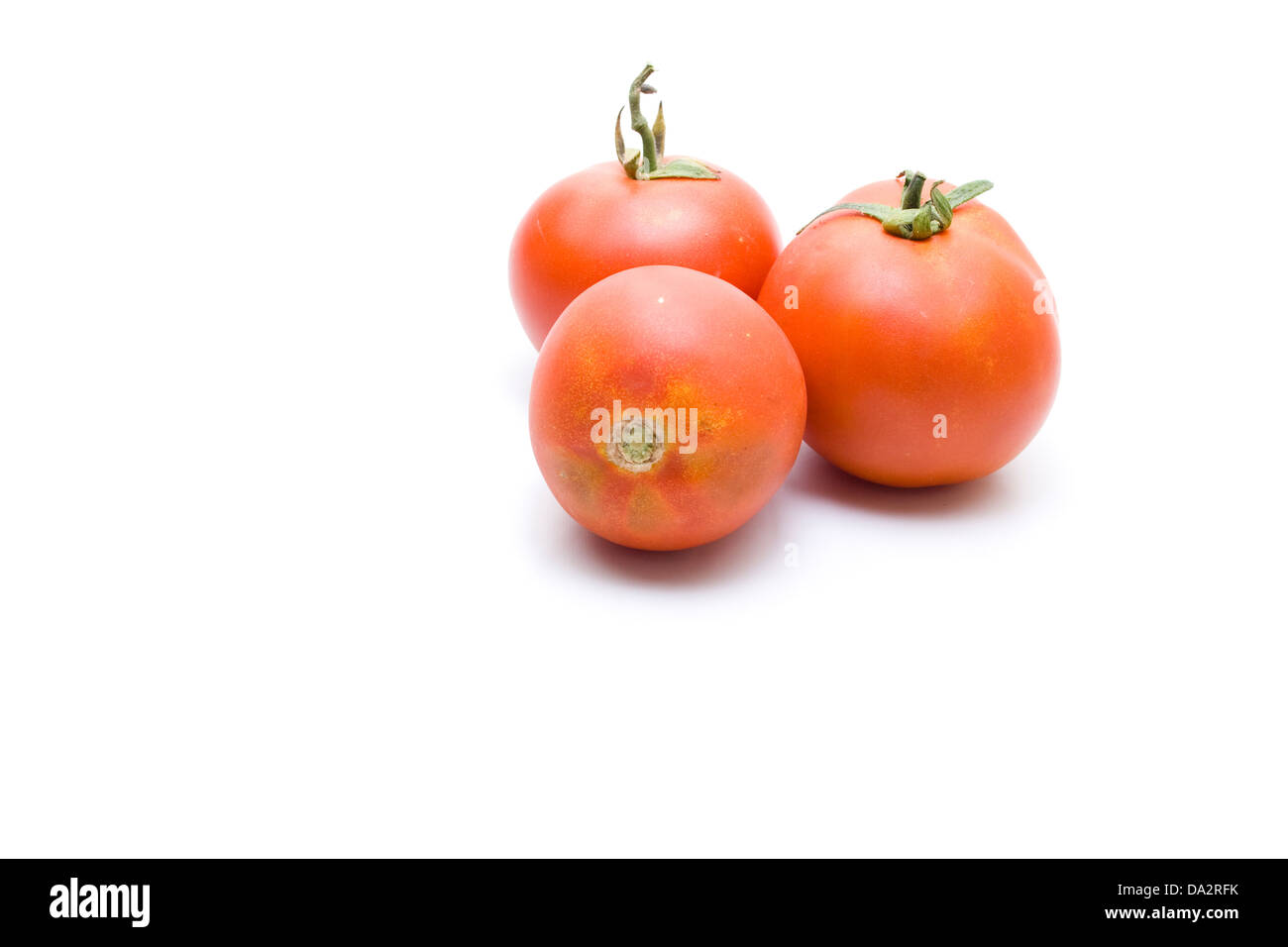 Pomodori rossi freschi su sfondo bianco Foto Stock