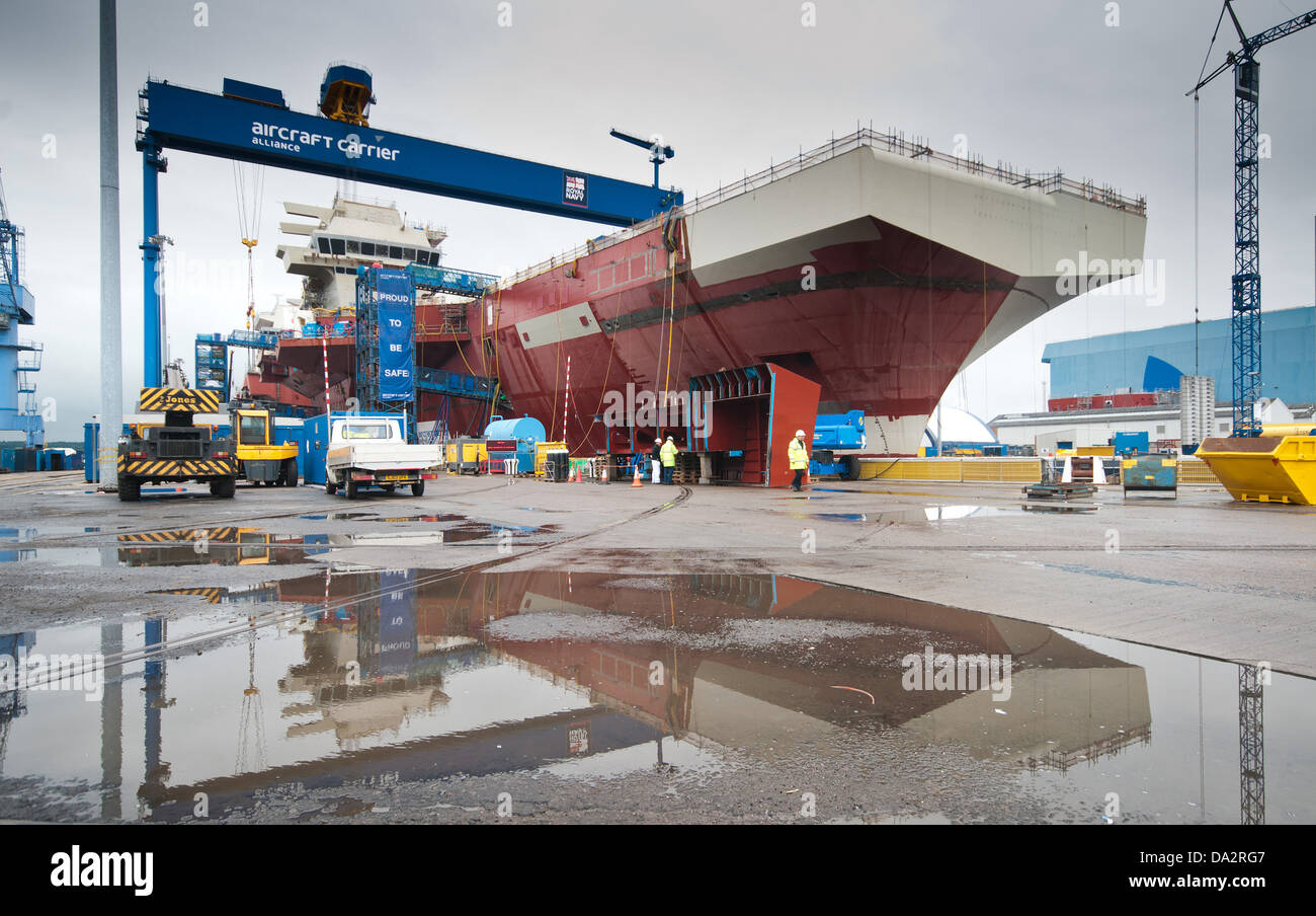 La portaerei britannica HMS Queen Elizabeth durante la sua costruzione a Rosyth in Scozia Foto Stock
