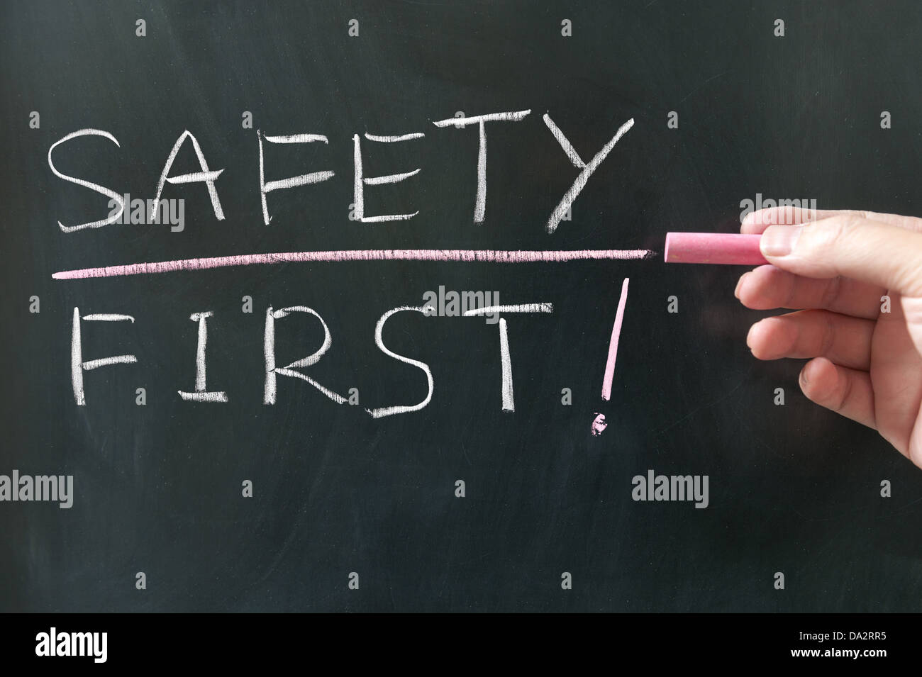 La sicurezza prima di tutto parole scritte sulla lavagna Foto Stock