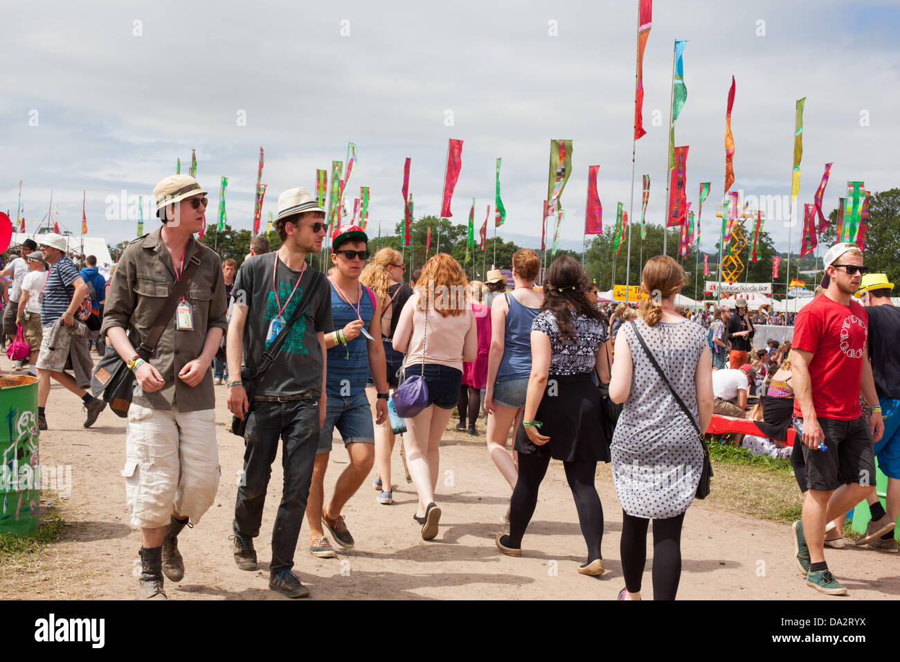 FESTIVAL DI glastonbury, Regno Unito - 30 Giugno 2013 : vista generale delle persone che camminano attraverso il West area Holts Foto Stock