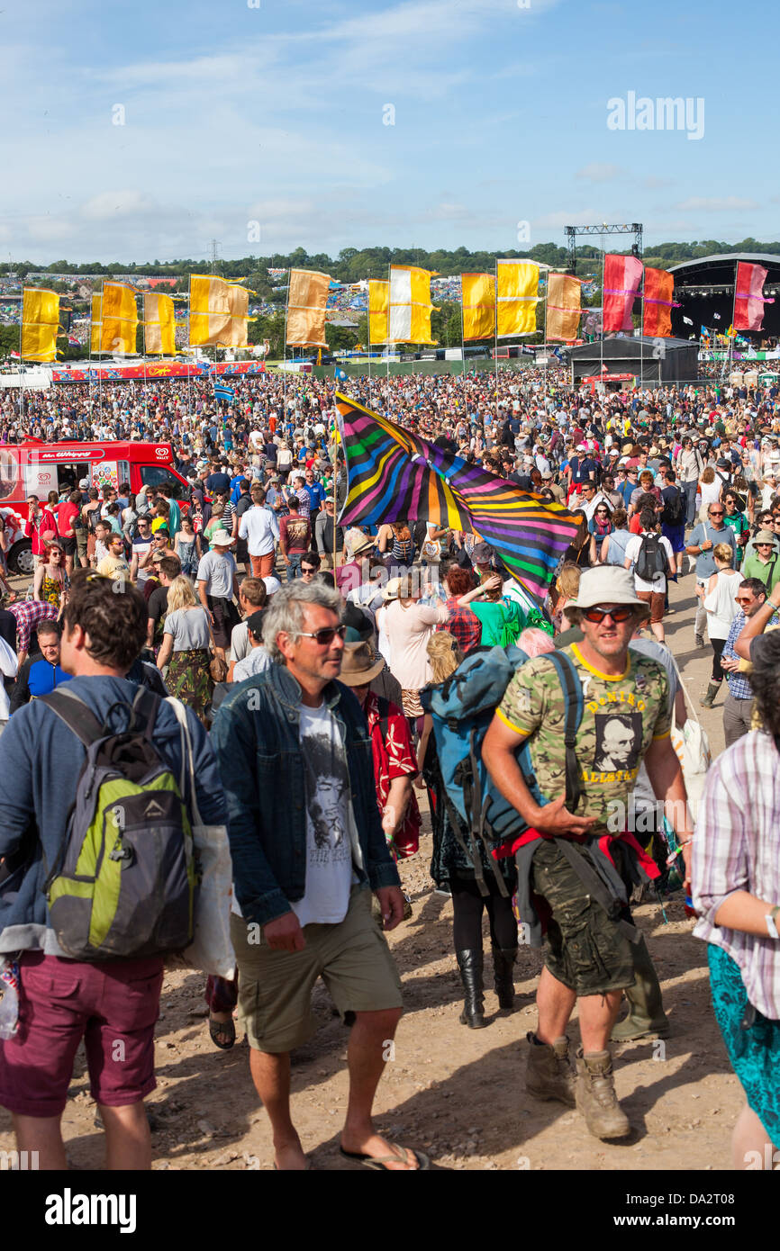 FESTIVAL DI glastonbury, Regno Unito - 30 Giugno 2013 : la gente che camminava davanti all'altro stadio a Glastonbury Festival 2013 Foto Stock