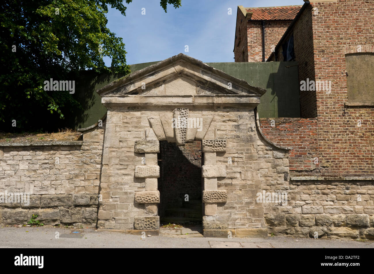 Gateway precedente della tradizionale costruzione in pietra a Malton North Yorkshire England Regno Unito Foto Stock