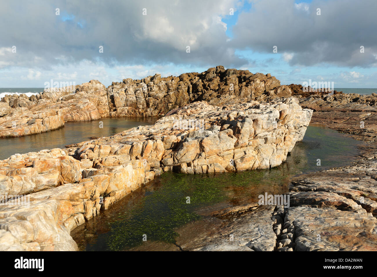 Piscine di roccia sulla costa al punto di pericolo, Gansbaai, Provincia del Capo Occidentale, Sud Africa Foto Stock