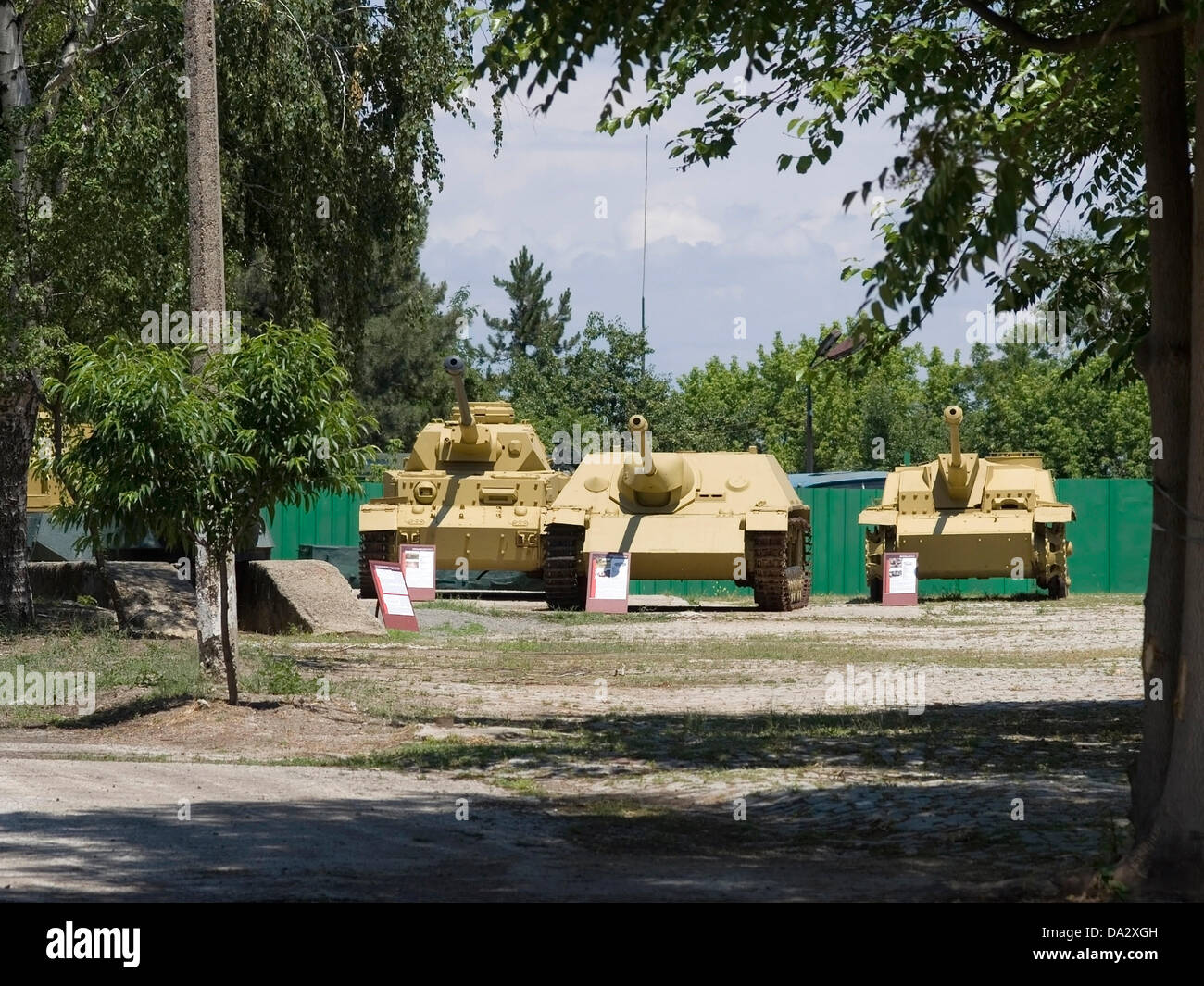 La Bulgaria Yambol Europa orientale 2 Luglio : lasciate dal regime comunista vecchio arrugginimento serbatoi e apparecchiature di artiglieria sono stato dato un nuovo contratto di locazione della vita vecchi serbatoi e i camion da strada in attesa di fondi per il restauro Foto Stock