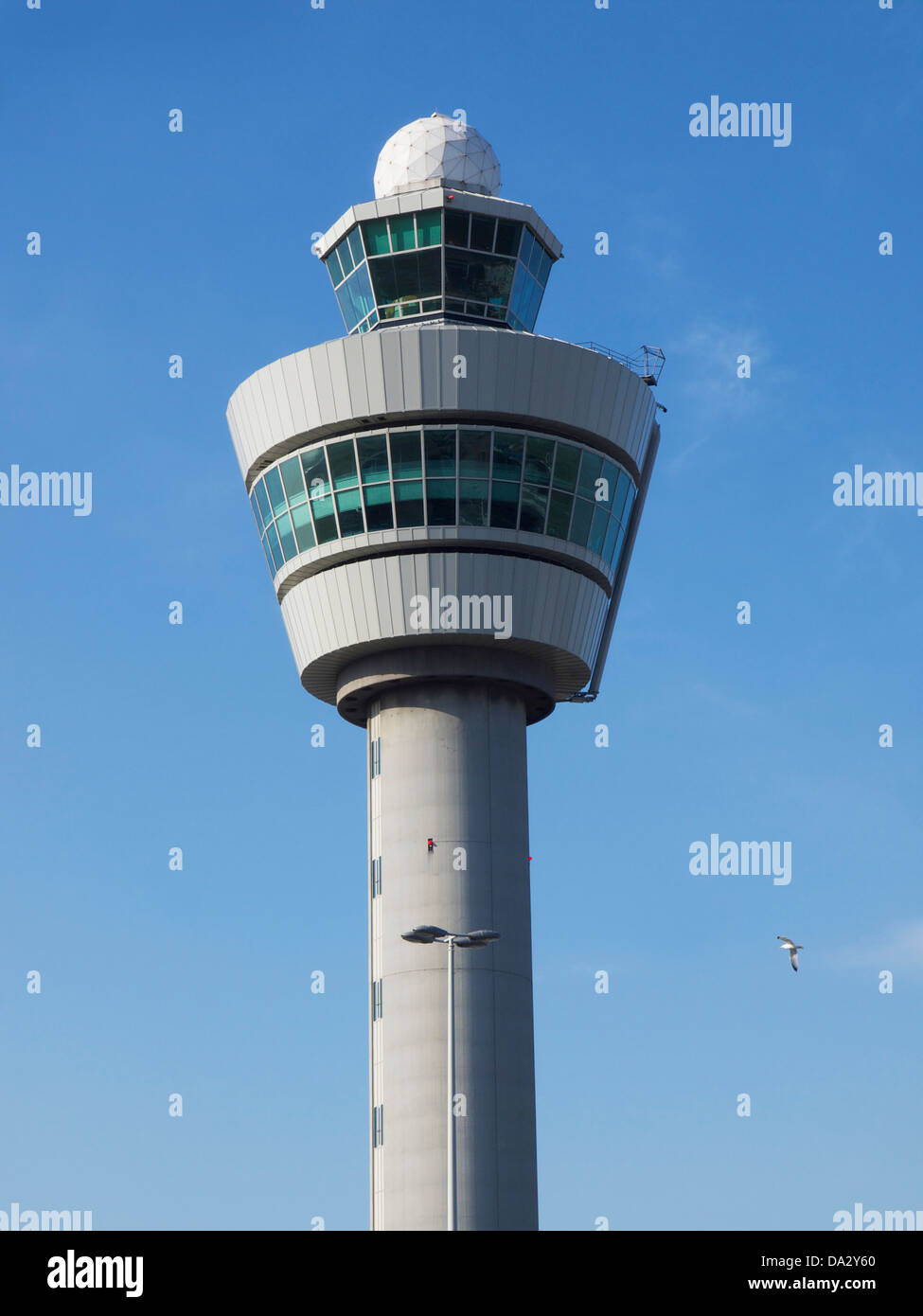 Il sistema di controllo del traffico aereo torre di AMS aeroporto Schiphol Amsterdam Paesi Bassi contro un cielo blu Foto Stock