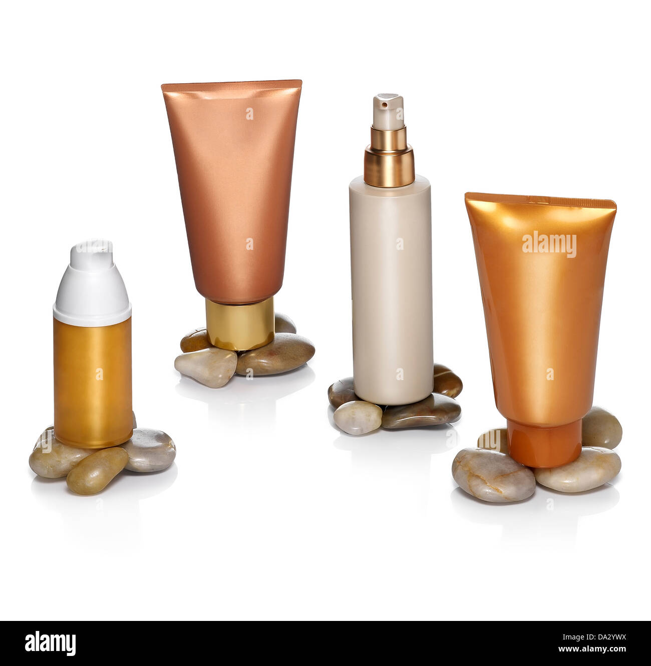 Quattro i generici sunscreen contenitori concept. Tracciato di ritaglio Foto Stock