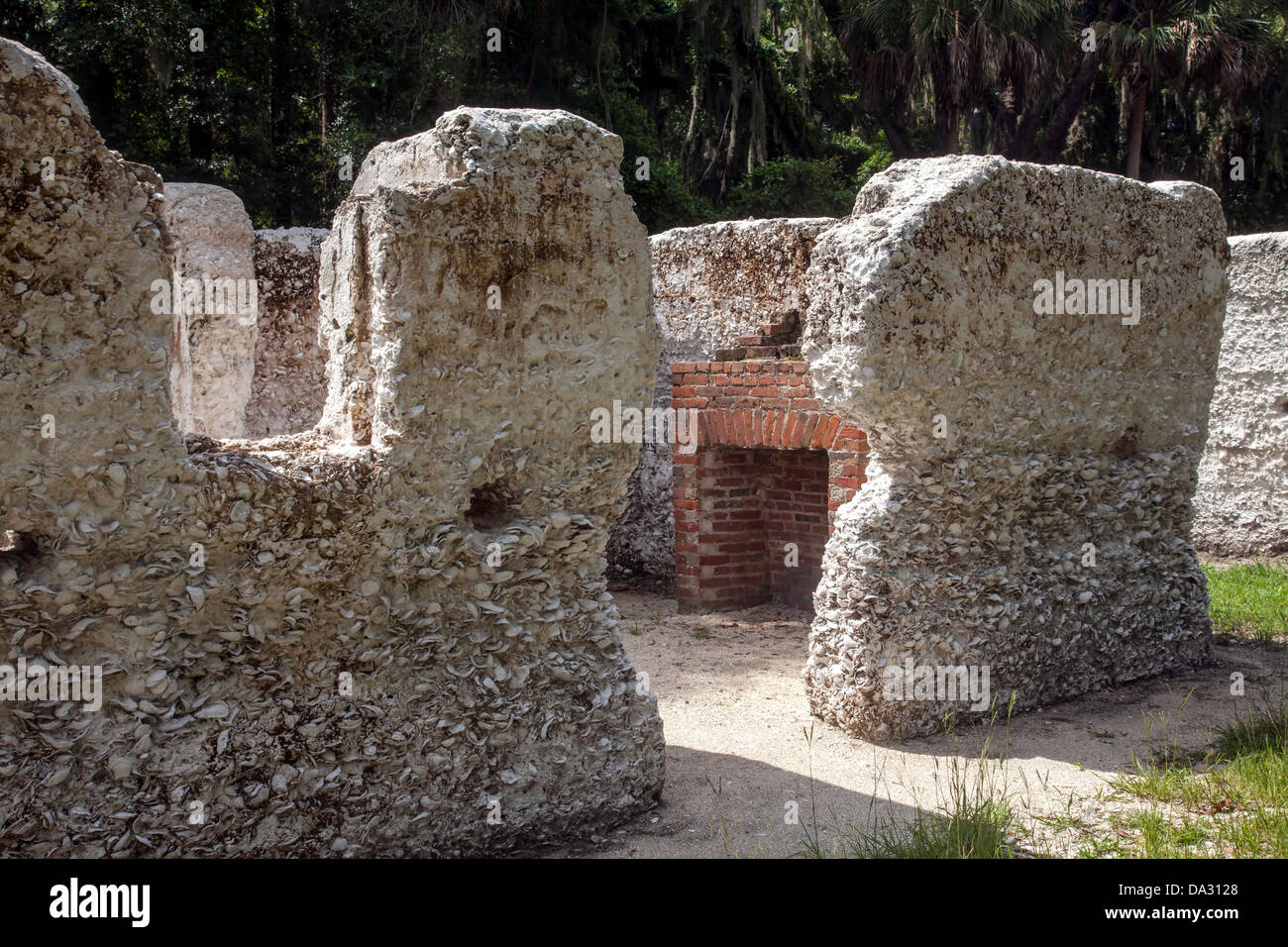 Caminetto in mattoni e tabby rovine della piantagione di Kingsley quarti slave sulla Fort George isola vicino a Jacksonville, Florida. Foto Stock