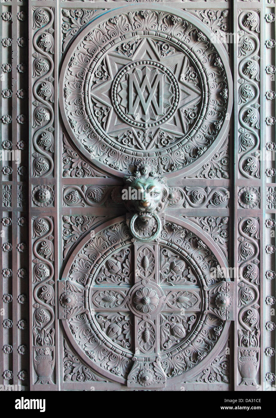 Imponenti porte in bronzo per la cattedrale di Notre Dame de la Garde sopra Marsiglia, Francia Foto Stock