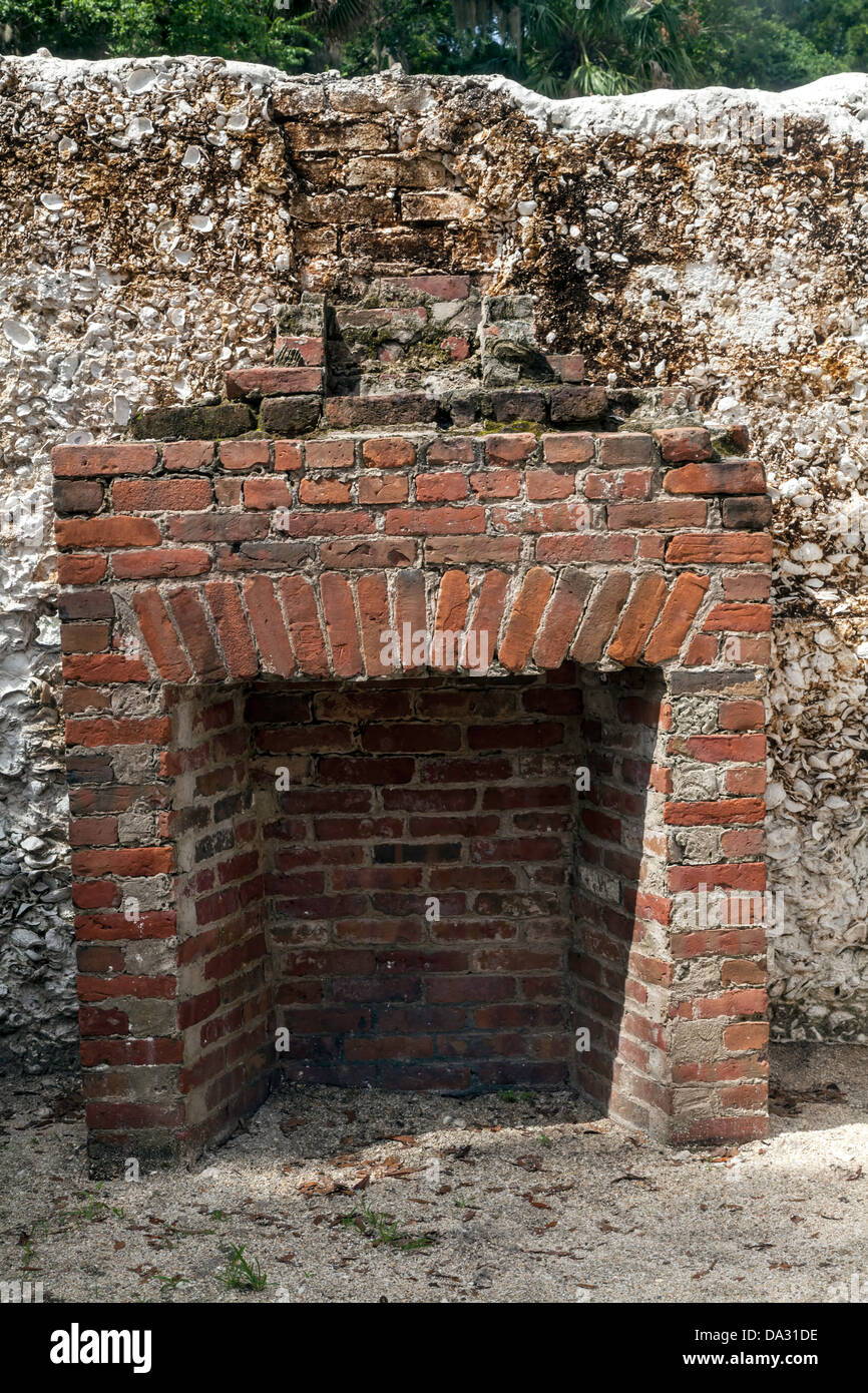 Caminetto in mattoni e tabby rovine della piantagione di Kingsley quarti slave sulla Fort George isola vicino a Jacksonville, Florida. Foto Stock