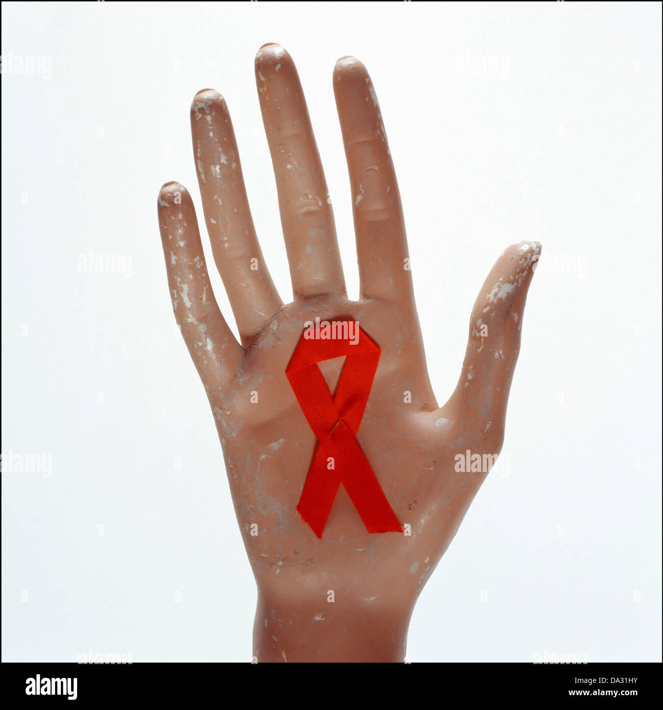 La consapevolezza del AIDS del nastro nella manichino la mano Foto Stock