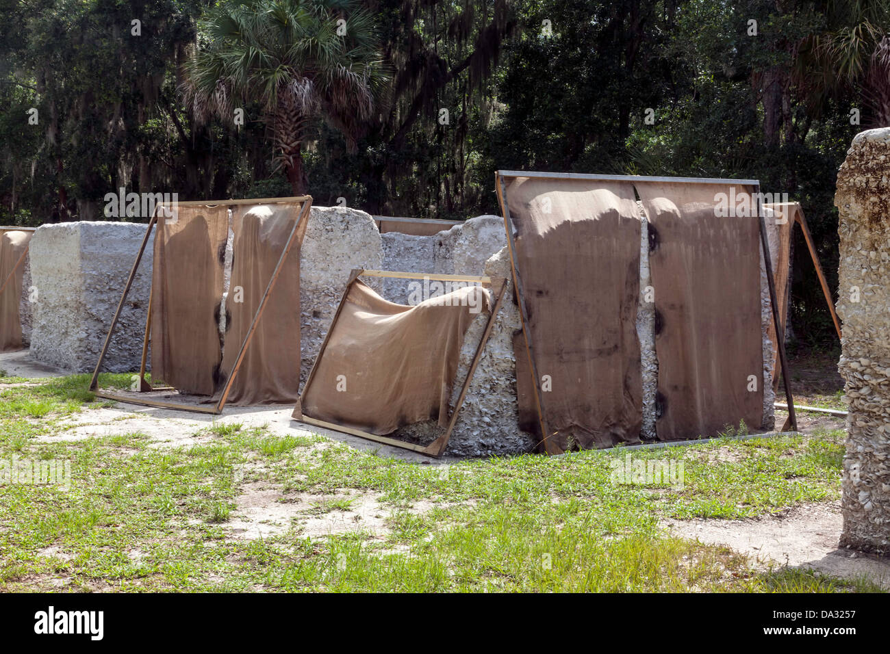 Caminetto in mattoni e tabby rovine della piantagione di Kingsley quarti slave sulla Fort George isola vicino a Jacksonville, Florida. Foto Stock