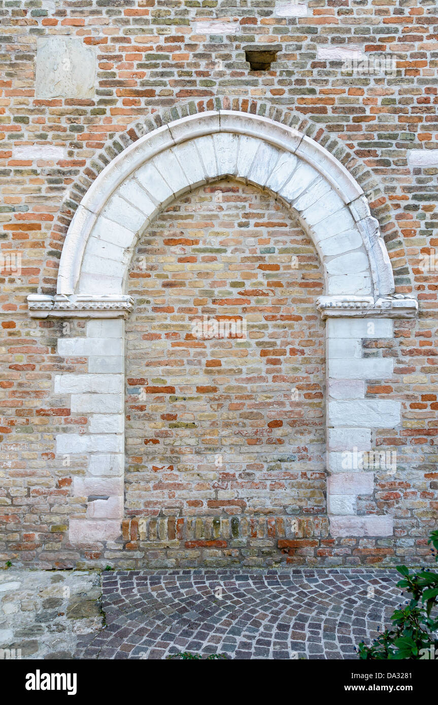 Un dettaglio della chiesa di Monteguiduccio italiani nelle Marche Foto Stock