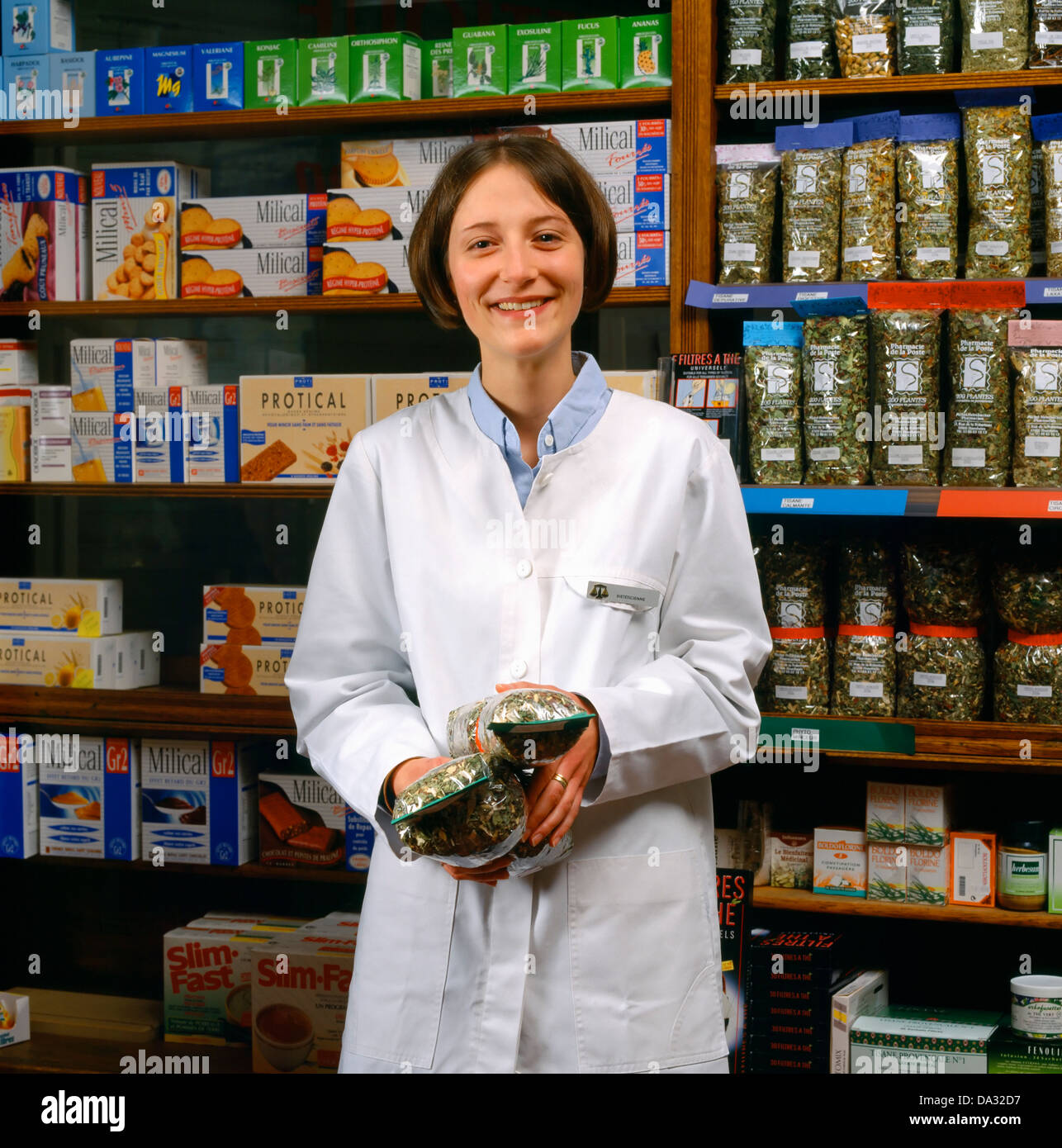 Dietista presentando la salute-prodotti alimentari in farmacia Foto Stock