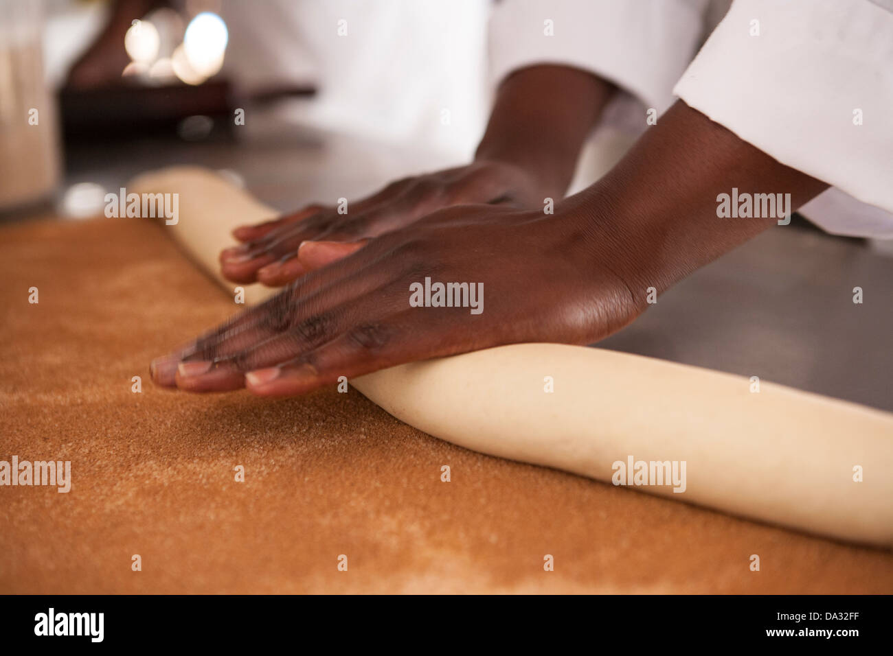 Americano africano donne rendendo ciambelle alla cannella da zero Foto Stock
