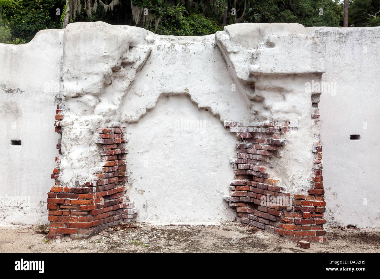 Caminetto in mattoni e tabby rovine della piantagione di Kingsley quarti slave sulla Fort George isola vicino a Jacksonville, Florida. Foto Stock