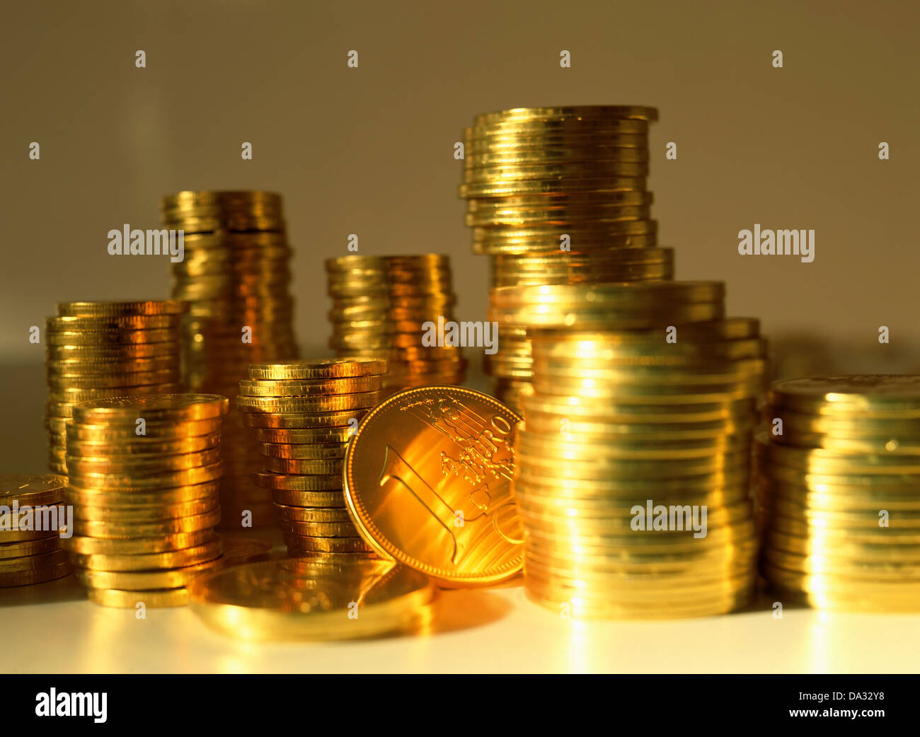 Pile con golden monete metalliche in euro Foto Stock