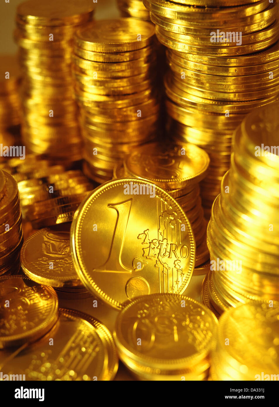 Pile con golden monete metalliche in euro Foto Stock