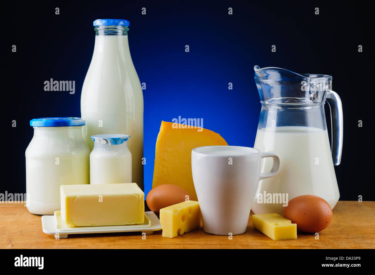 Ancora vita con organici prodotti lattiero-caseari, latte, formaggio, burro e uova Foto Stock
