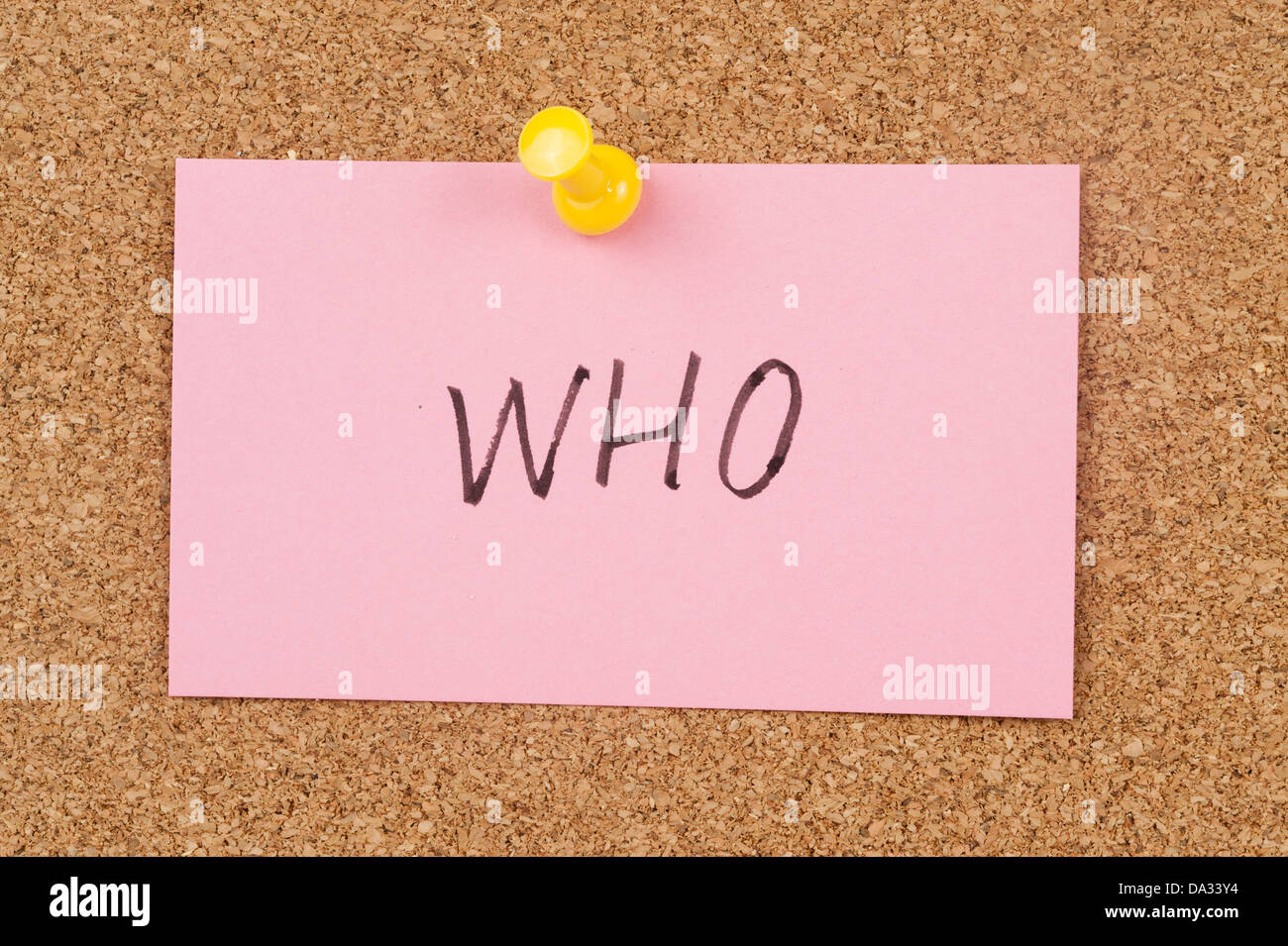 Che la parola scritta su carta e imperniata sulla bacheca di sughero Foto Stock