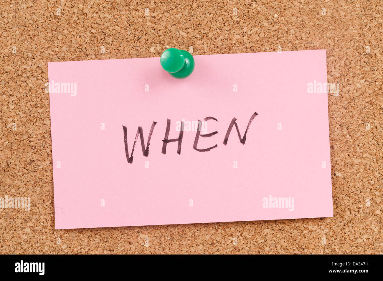 Quando la parola scritta su carta e imperniata sulla bacheca di sughero Foto Stock