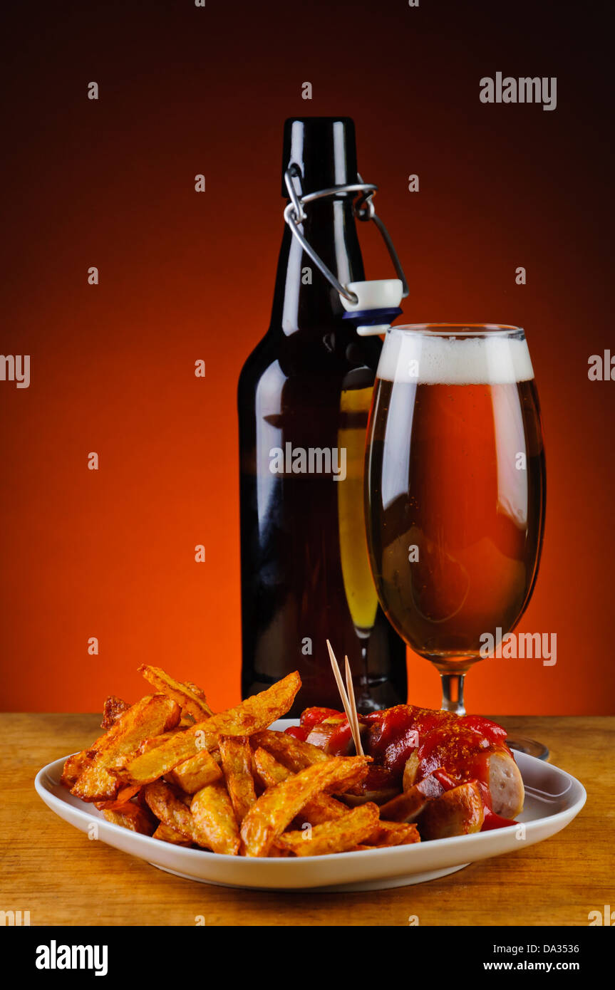 Menu currywurst con salsiccia al curry, patatine fritte e birra Foto Stock