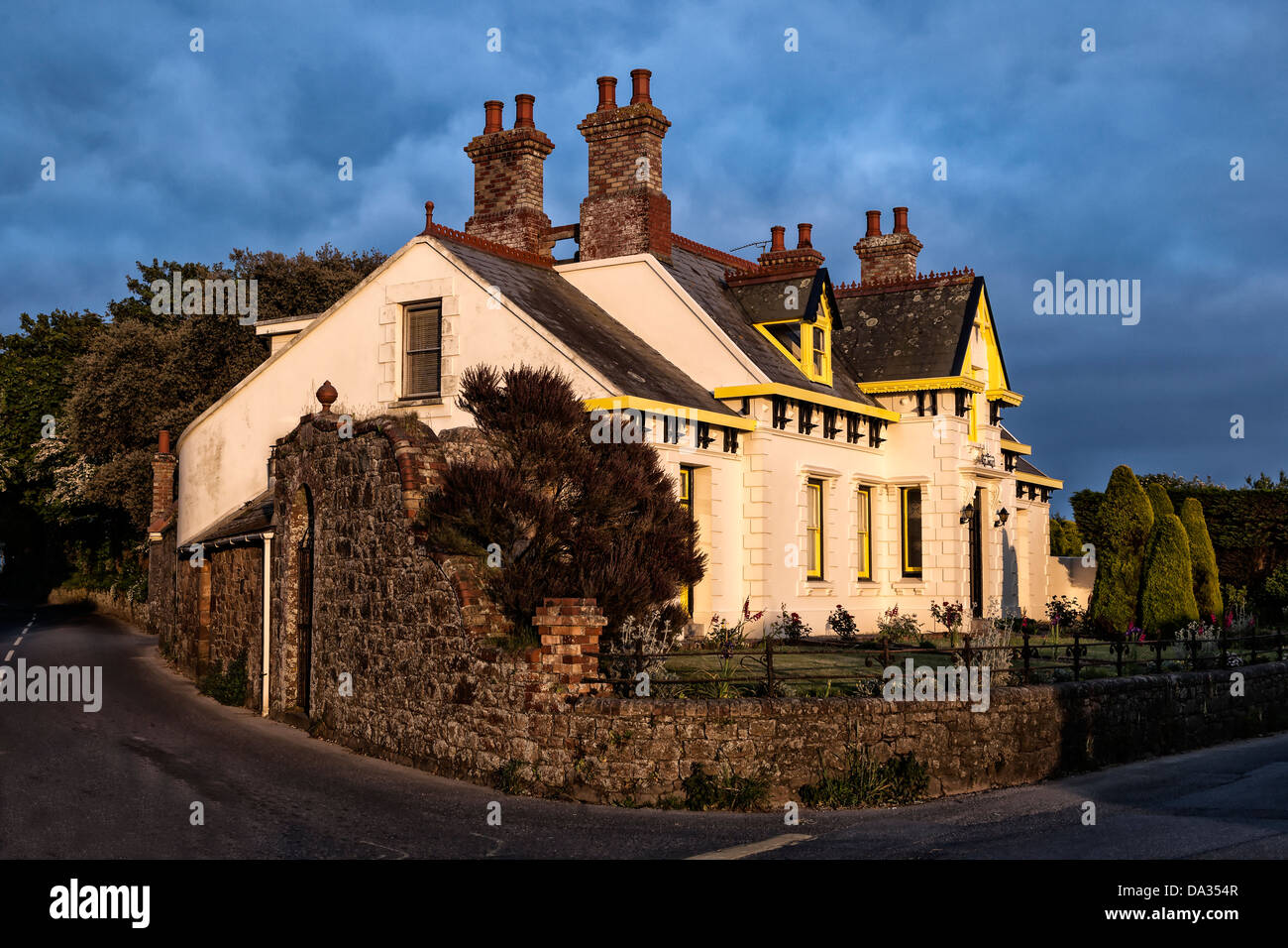 Un tipico cottage in sole serale in St Mary, Jersey, Regno Unito Foto Stock